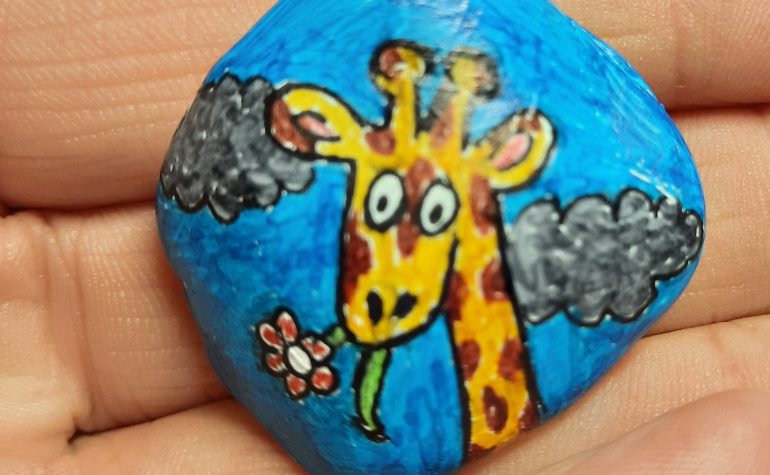 Kei Tof - Giraffe met rode bloem