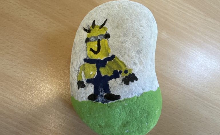 Kei Tof - Minion in het gras